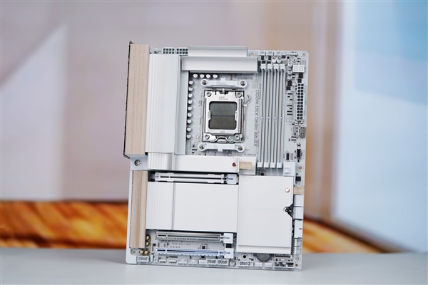AMD下代X970E主板不换芯！但终于完整支持CUDIMM/CAMM