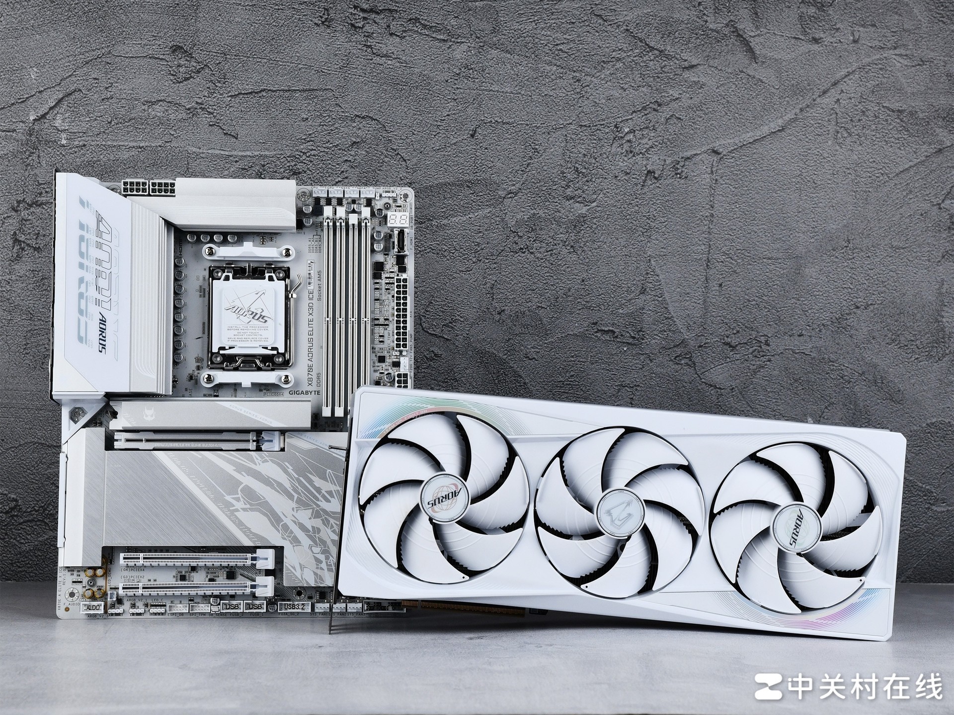 技嘉RTX 5080超级雕白显卡散热设计