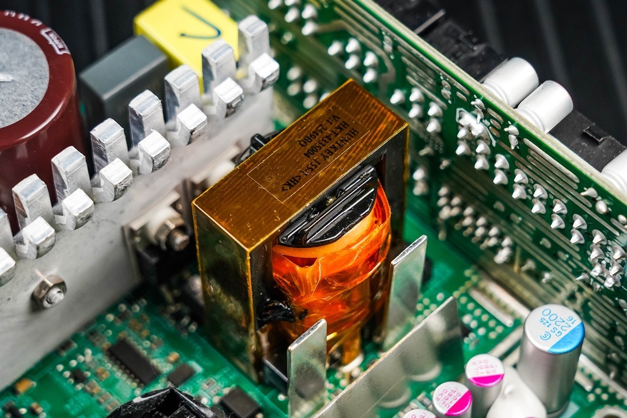 航嘉重火力AX850P三叉戟电源内部结构