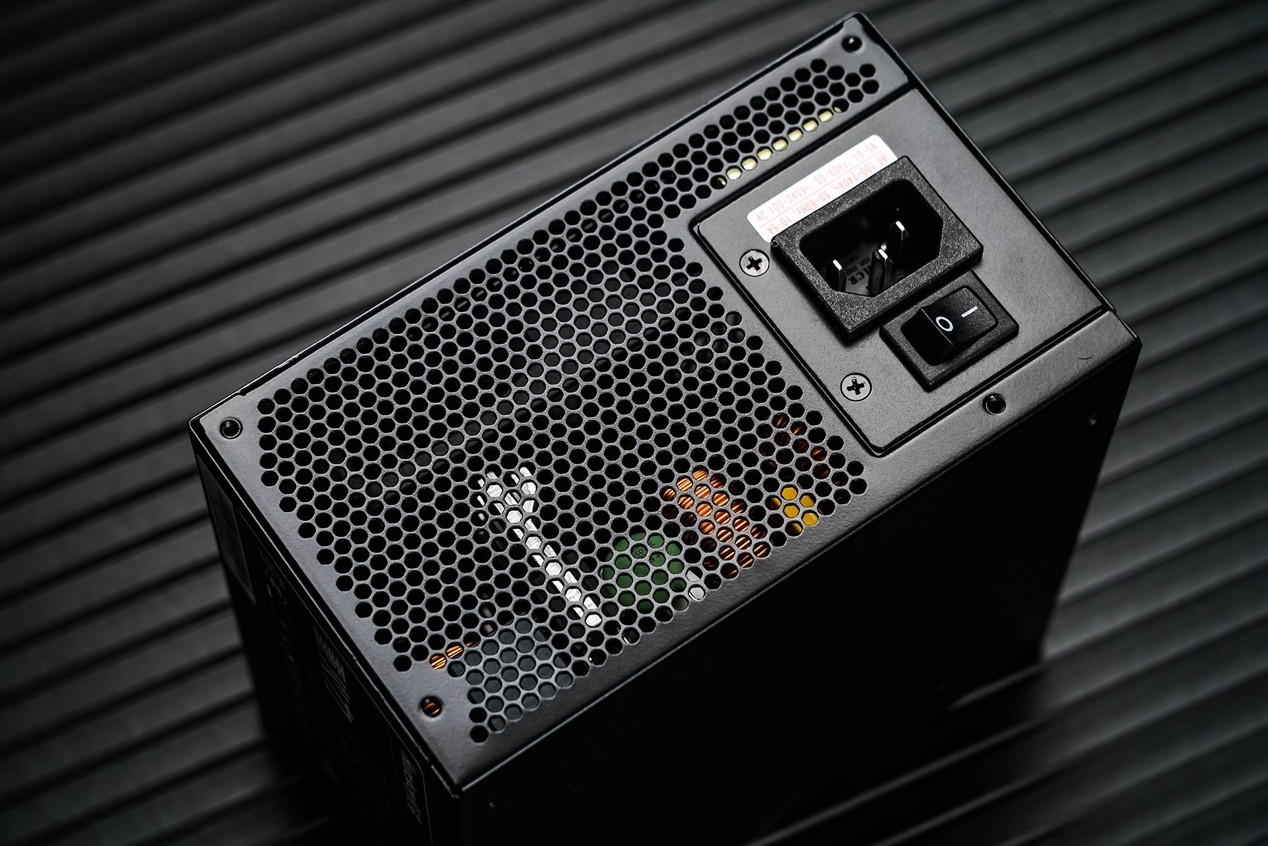 航嘉重火力AX850P三叉戟电源接口细节